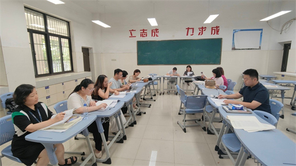 高二集体备课语文组.jpg