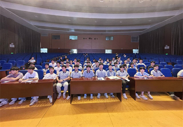 强军报国志 逐梦向蓝天——2026年空军招飞宣讲会走进合肥七中(图2)