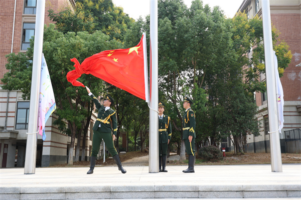国旗班升旗1.jpg 国旗班升旗1.jpg
