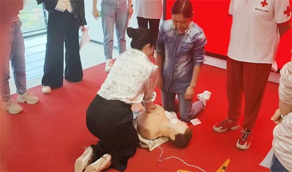 以“技”护校 守护平安——合肥七中组织新入职人员开展急救培训(图3) 以“技”护校 守护平安——合肥七中组织新入职人员开展急救培训(图3)