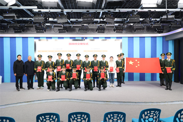 合肥七中举行国旗班交接仪式(图6) 合肥七中举行国旗班交接仪式(图6)