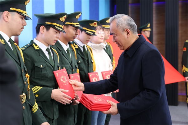 合肥七中举行国旗班交接仪式(图5) 合肥七中举行国旗班交接仪式(图5)