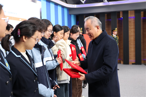 合肥七中举行国旗班交接仪式(图3) 合肥七中举行国旗班交接仪式(图3)