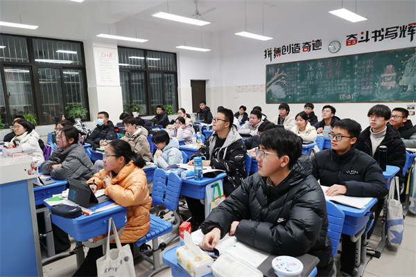 合肥七中防诈骗防欺凌专题讲座筑牢校园安全屏障(图2) 合肥七中防诈骗防欺凌专题讲座筑牢校园安全屏障(图2)