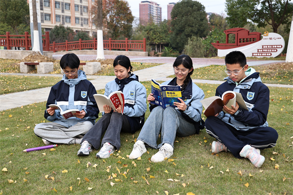 学生看书3.jpg 学生看书3.jpg