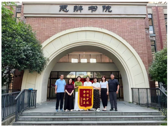 锦旗背后,万般深情!以我师者仁心,护航你坚定前行(图2) 锦旗背后,万般深情!以我师者仁心,护航你坚定前行(图2)