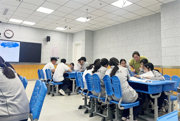许珂老师上课3.jpg 许珂老师上课3.jpg